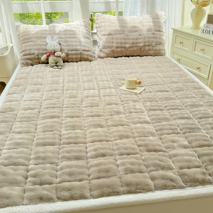 91家纺网 家纺一手货源 找家纺 麒东家纺 2025新款泡泡绒纯色夹棉床垫 咖色