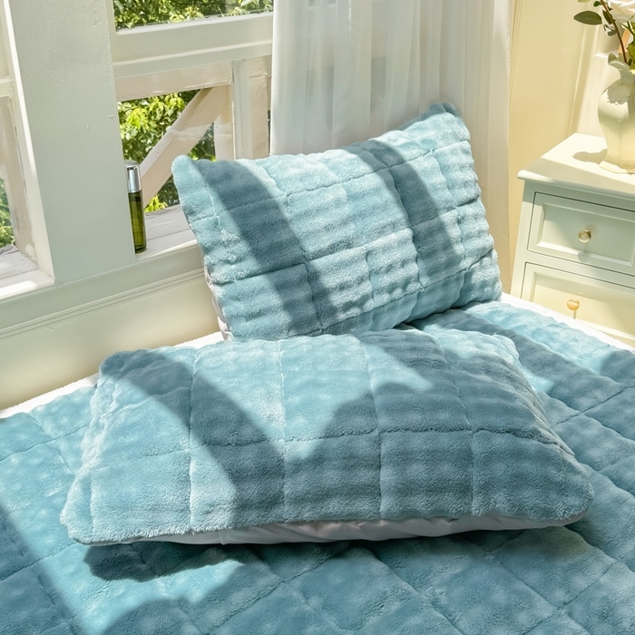 91家纺网 家纺一手货源 找家纺 麒东家纺 2025新款泡泡绒纯色夹棉床垫 雾蓝