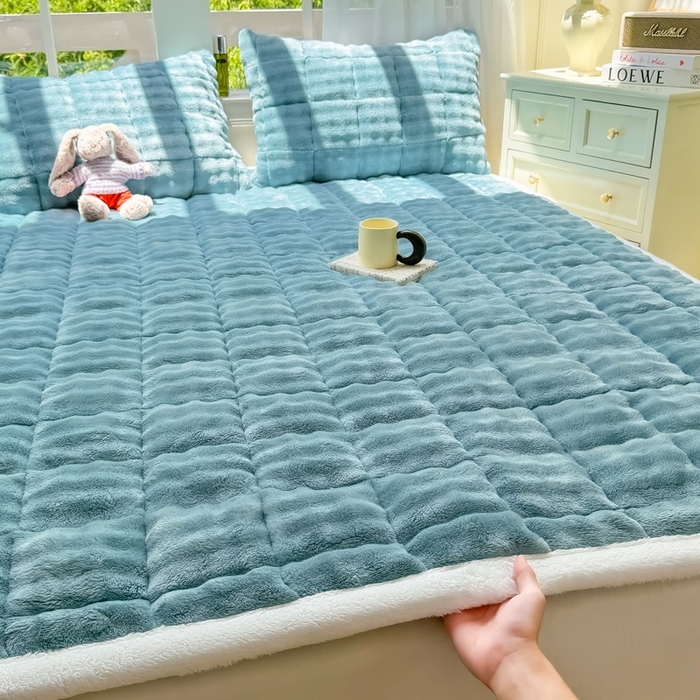 91家纺网 家纺一手货源 找家纺 麒东家纺 2025新款泡泡绒纯色夹棉床垫 雾蓝