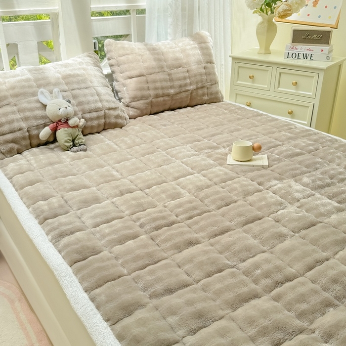 91家纺网 家纺一手货源 找家纺 麒东家纺 2025新款泡泡绒纯色夹棉床垫 咖色