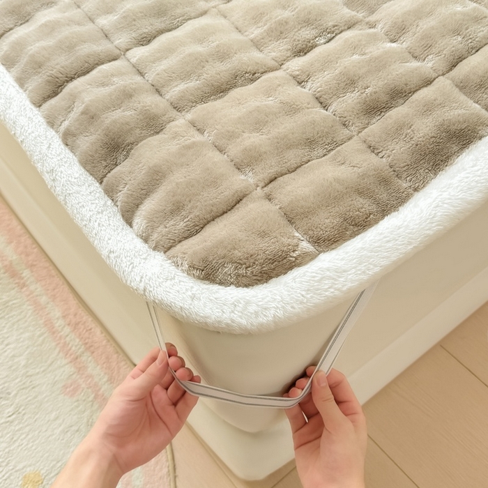 91家纺网 家纺一手货源 找家纺 麒东家纺 2025新款泡泡绒纯色夹棉床垫 咖色