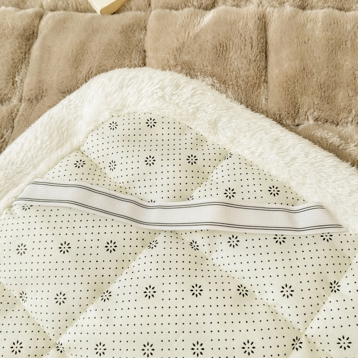 91家纺网 家纺一手货源 找家纺 麒东家纺 2025新款泡泡绒纯色夹棉床垫 咖色