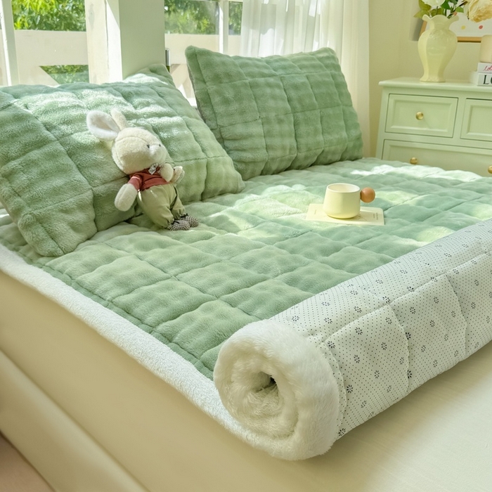91家纺网 家纺一手货源 找家纺 麒东家纺 2025新款泡泡绒纯色夹棉床垫 绿色