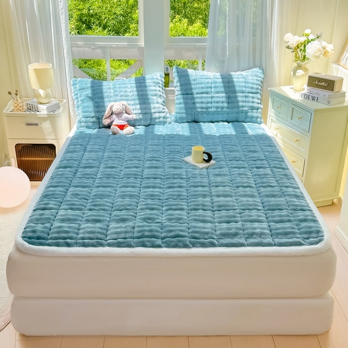 91家纺网 家纺一手货源 找家纺 麒东家纺 2025新款泡泡绒纯色夹棉床垫 雾蓝