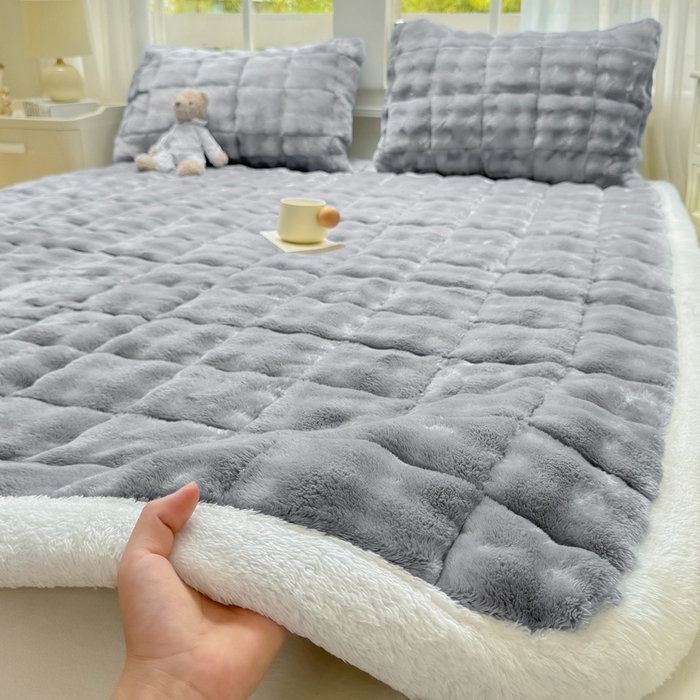 91家纺网 家纺一手货源 找家纺 麒东家纺 2025新款泡泡绒纯色夹棉床垫 浅灰