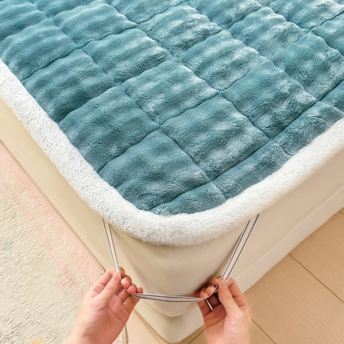 91家纺网 家纺一手货源 找家纺 麒东家纺 2025新款泡泡绒纯色夹棉床垫 雾蓝