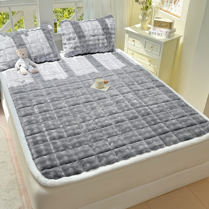 91家纺网 家纺一手货源 找家纺 麒东家纺 2025新款泡泡绒纯色夹棉床垫 浅灰