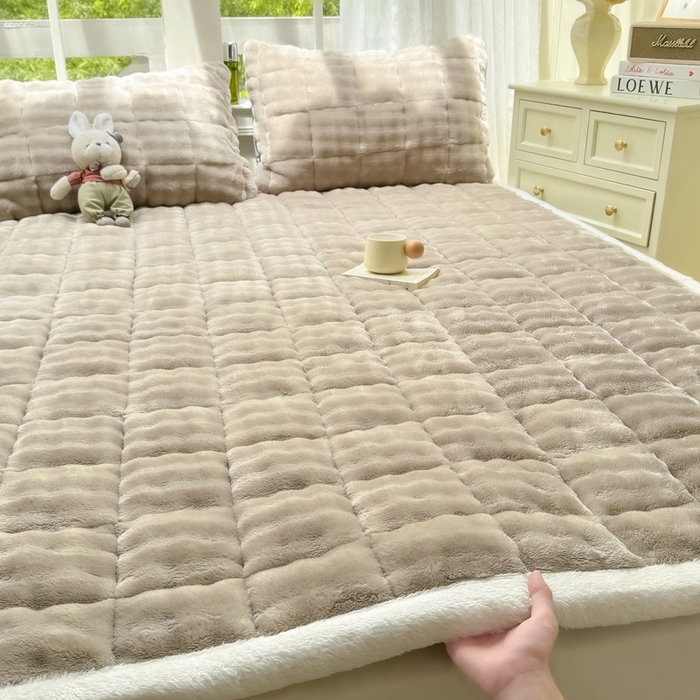 91家纺网 家纺一手货源 找家纺 麒东家纺 2025新款泡泡绒纯色夹棉床垫 咖色