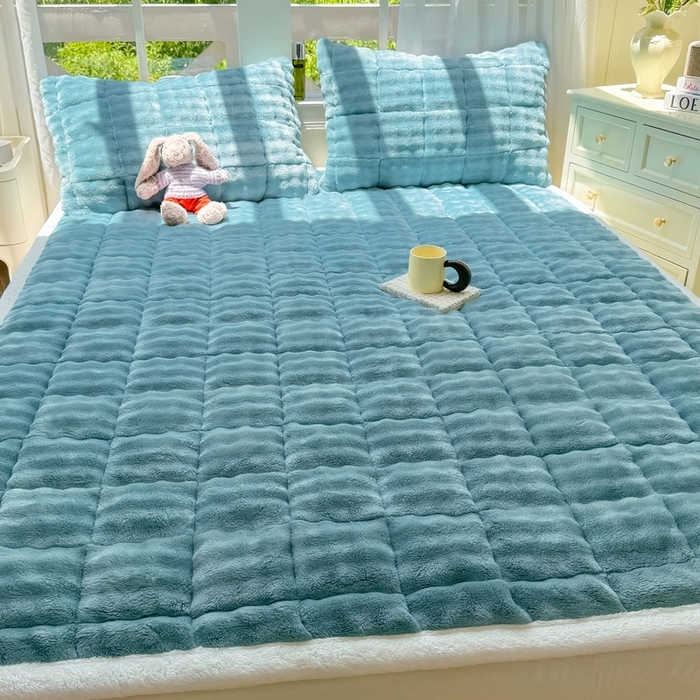 91家纺网 家纺一手货源 找家纺 麒东家纺 2025新款泡泡绒纯色夹棉床垫 雾蓝