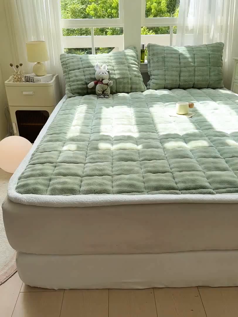 91家纺网 家纺一手货源 找家纺 麒东家纺 2025新款泡泡绒纯色夹棉床垫 绿色