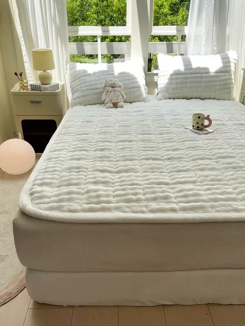 91家纺网 家纺一手货源 找家纺 麒东家纺 2025新款泡泡绒纯色夹棉床垫 本白