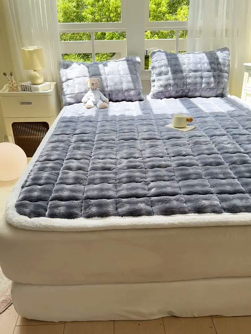 91家纺网 家纺一手货源 找家纺 麒东家纺 2025新款泡泡绒纯色夹棉床垫 浅灰