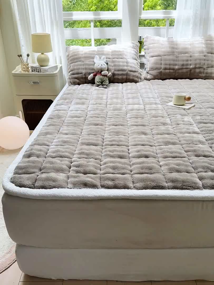 91家纺网 家纺一手货源 找家纺 麒东家纺 2025新款泡泡绒纯色夹棉床垫 咖色