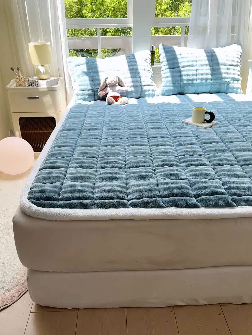 91家纺网 家纺一手货源 找家纺 麒东家纺 2025新款泡泡绒纯色夹棉床垫 雾蓝