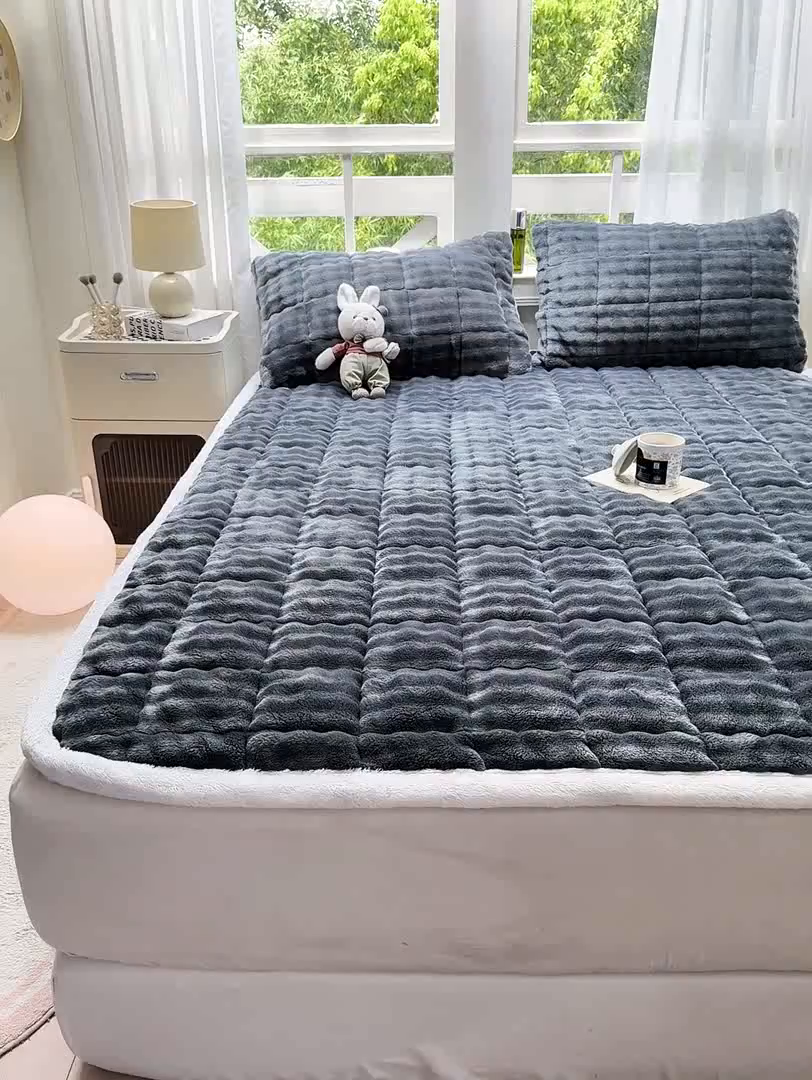 91家纺网 家纺一手货源 找家纺 麒东家纺 2025新款泡泡绒纯色夹棉床垫 深灰