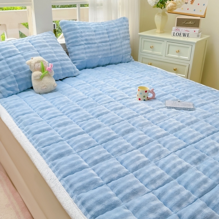 91家纺网 家纺一手货源 找家纺 麒东家纺 2025新款泡泡绒纯色夹棉床垫 天蓝