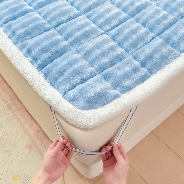 91家纺网 家纺一手货源 找家纺 麒东家纺 2025新款泡泡绒纯色夹棉床垫 天蓝