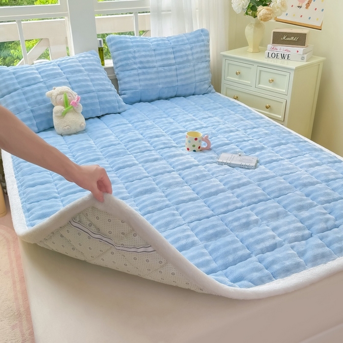 91家纺网 家纺一手货源 找家纺 麒东家纺 2025新款泡泡绒纯色夹棉床垫 天蓝
