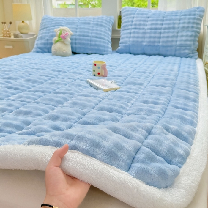 91家纺网 家纺一手货源 找家纺 麒东家纺 2025新款泡泡绒纯色夹棉床垫 天蓝