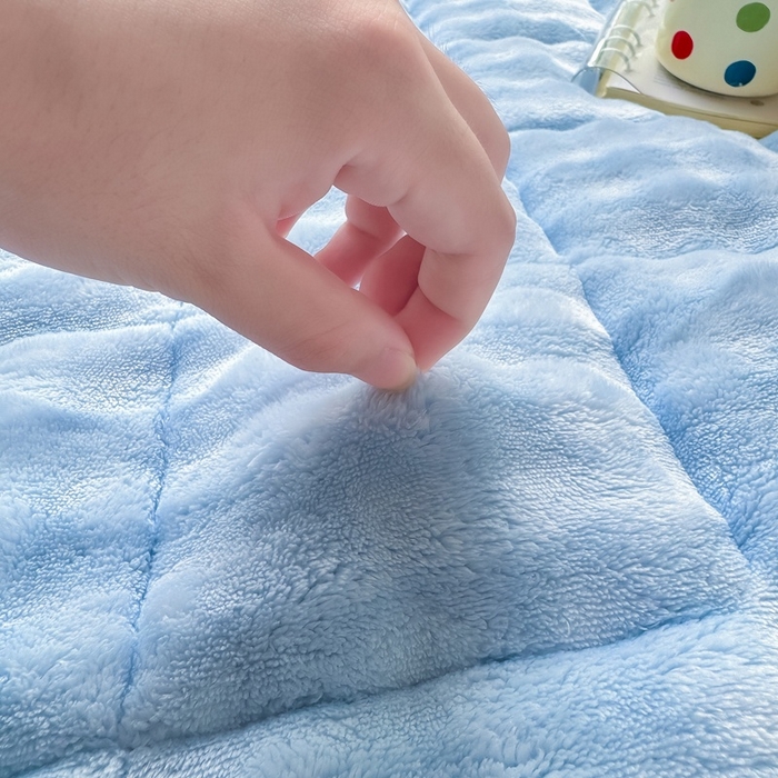 91家纺网 家纺一手货源 找家纺 麒东家纺 2025新款泡泡绒纯色夹棉床垫 天蓝