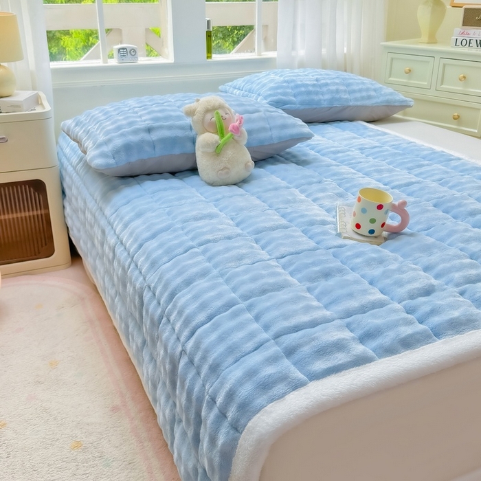 91家纺网 家纺一手货源 找家纺 麒东家纺 2025新款泡泡绒纯色夹棉床垫 天蓝