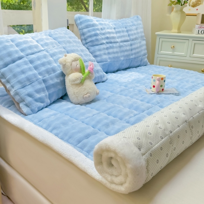 91家纺网 家纺一手货源 找家纺 麒东家纺 2025新款泡泡绒纯色夹棉床垫 天蓝