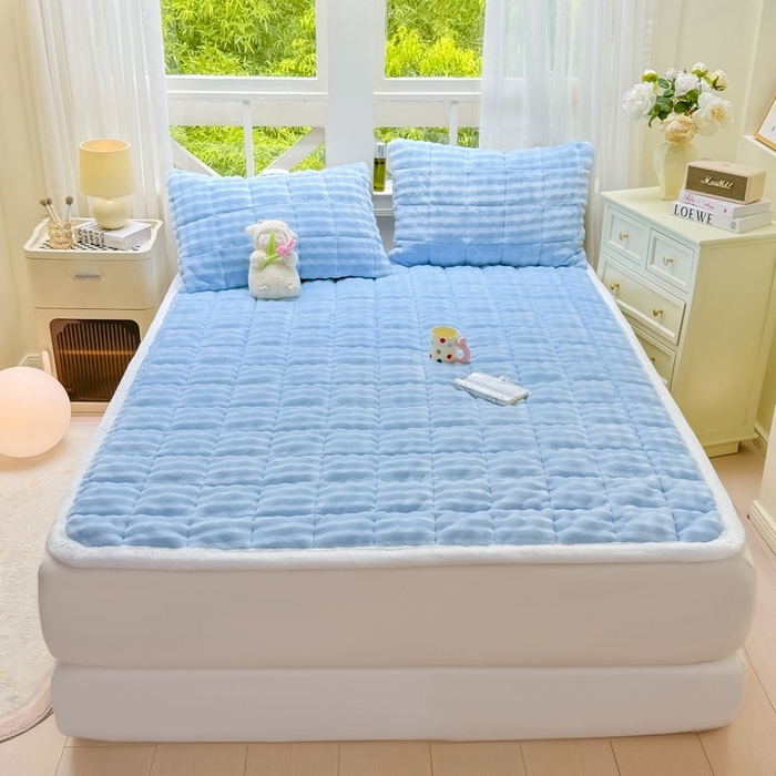 91家纺网 家纺一手货源 找家纺 麒东家纺 2025新款泡泡绒纯色夹棉床垫 天蓝