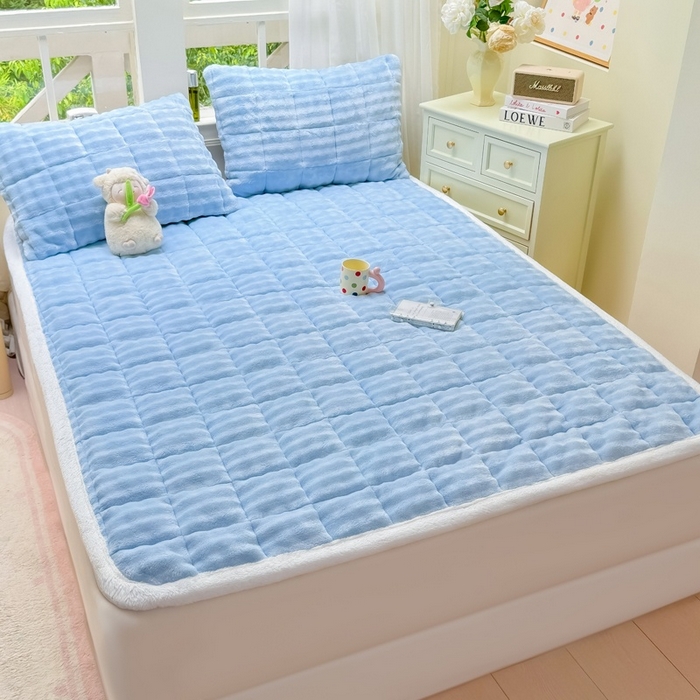 91家纺网 家纺一手货源 找家纺 麒东家纺 2025新款泡泡绒纯色夹棉床垫 天蓝