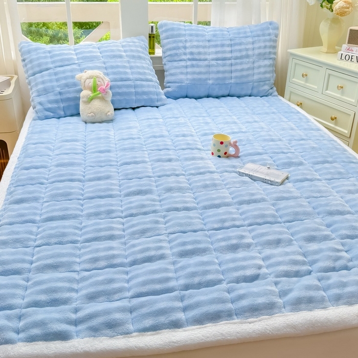 91家纺网 家纺一手货源 找家纺 麒东家纺 2025新款泡泡绒纯色夹棉床垫 天蓝