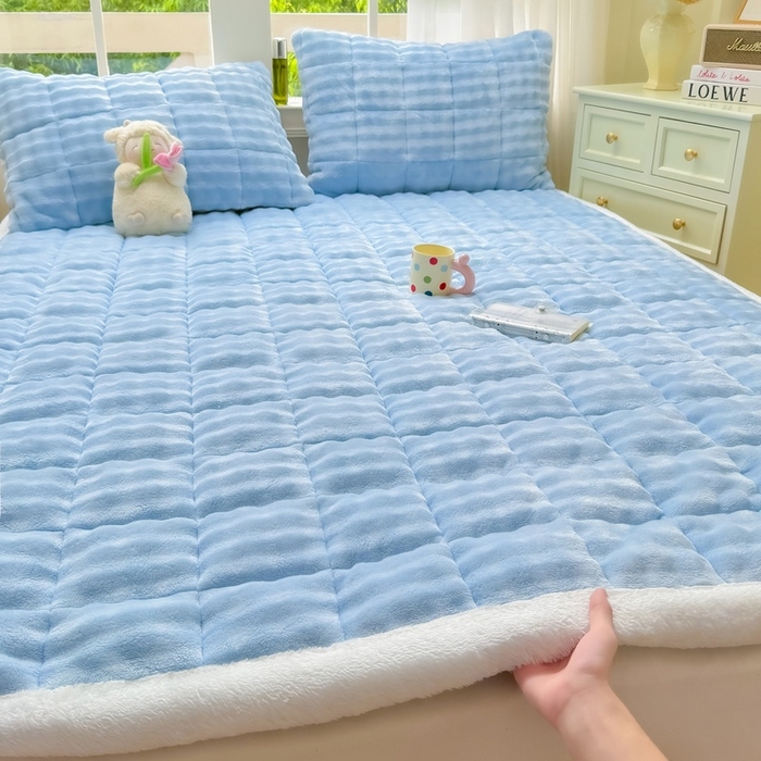 91家纺网 家纺一手货源 找家纺 麒东家纺 2025新款泡泡绒纯色夹棉床垫 天蓝