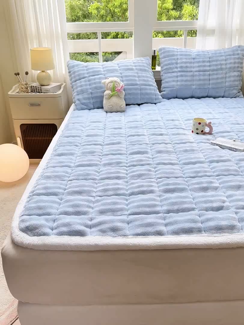 91家纺网 家纺一手货源 找家纺 麒东家纺 2025新款泡泡绒纯色夹棉床垫 天蓝