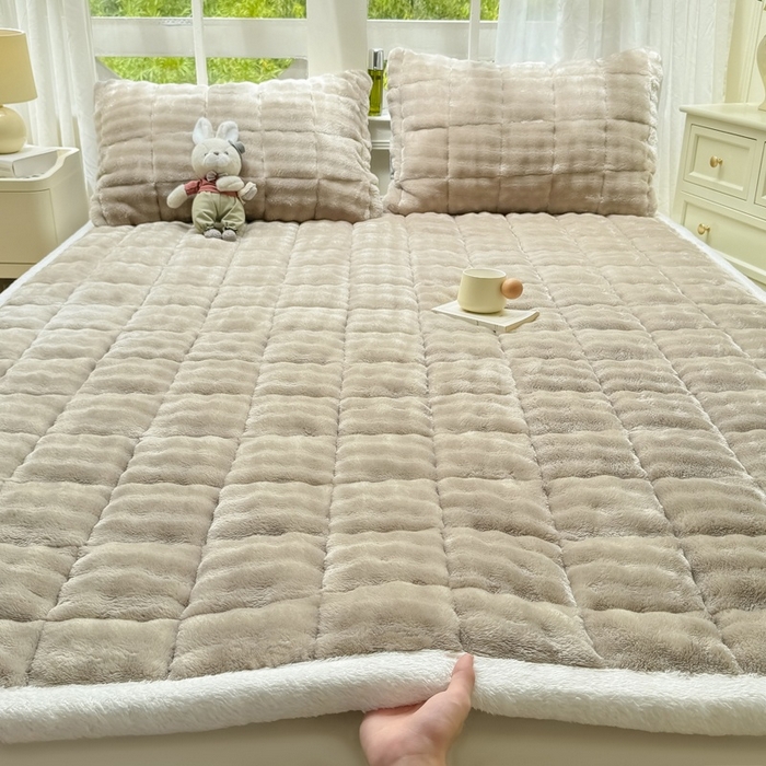 91家纺网 家纺一手货源 找家纺 麒东家纺 2025新款泡泡绒纯色夹棉床垫 咖色