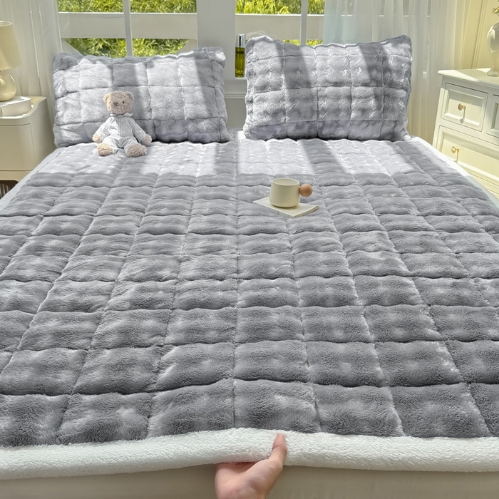 91家纺网 家纺一手货源 找家纺 麒东家纺 2025新款泡泡绒纯色夹棉床垫 浅灰