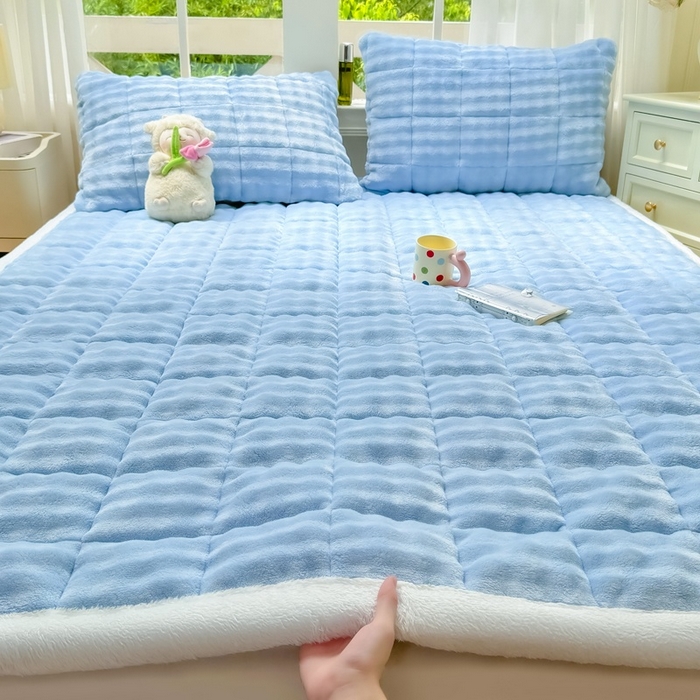 91家纺网 家纺一手货源 找家纺 麒东家纺 2025新款泡泡绒纯色夹棉床垫 天蓝