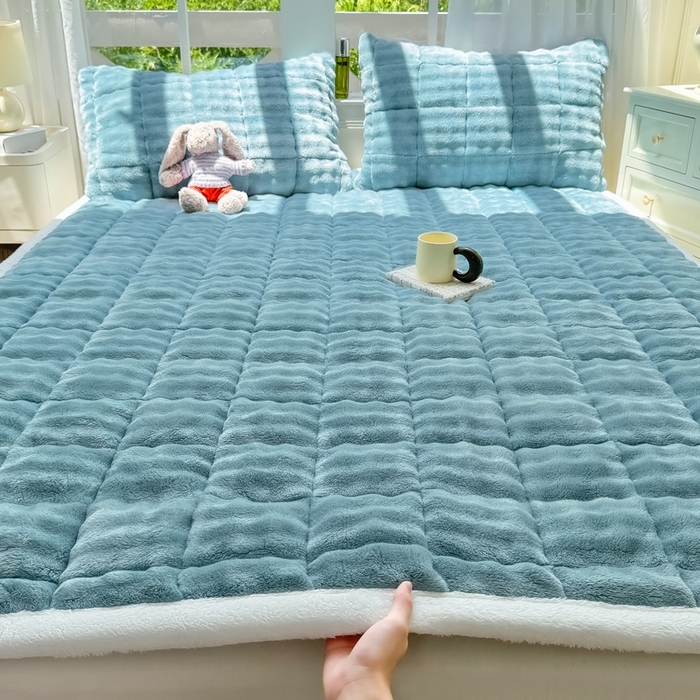 91家纺网 家纺一手货源 找家纺 麒东家纺 2025新款泡泡绒纯色夹棉床垫 雾蓝