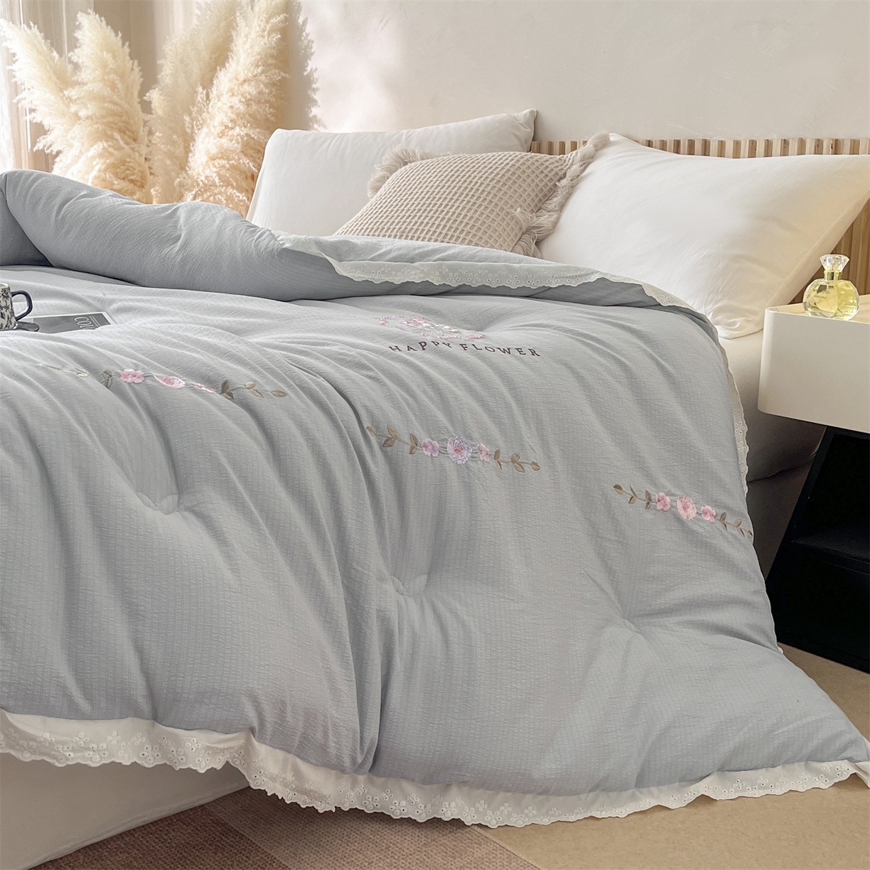 91家纺网 家纺一手货源 找家纺 宝士康家纺 2025新品 10A抗菌尤里绣花冬被被芯 外贸/跨境 尤里-浅灰