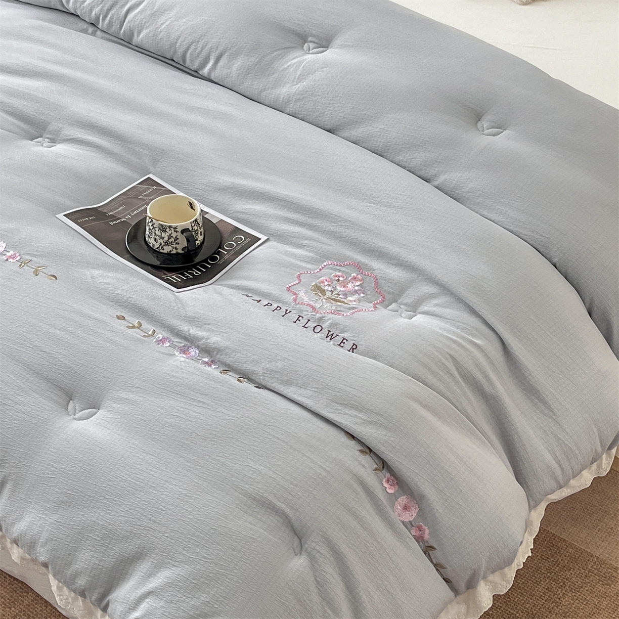91家纺网 家纺一手货源 找家纺 宝士康家纺 2025新品 10A抗菌尤里绣花冬被被芯 外贸/跨境 尤里-浅灰