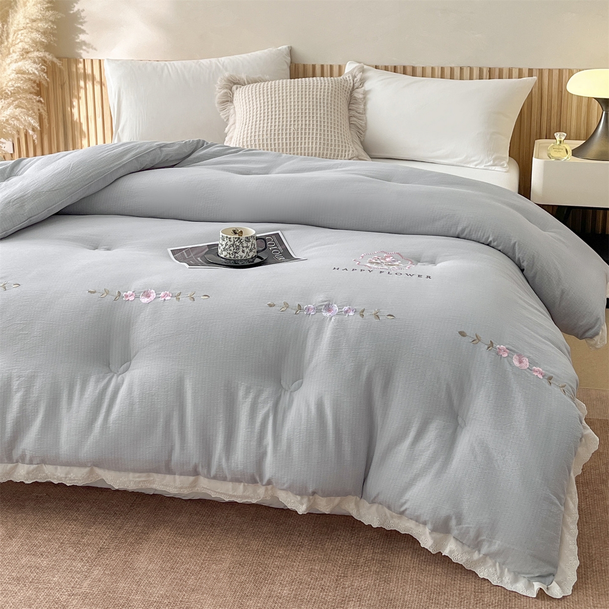 91家纺网 家纺一手货源 找家纺 宝士康家纺 2025新品 10A抗菌尤里绣花冬被被芯 外贸/跨境 尤里-浅灰