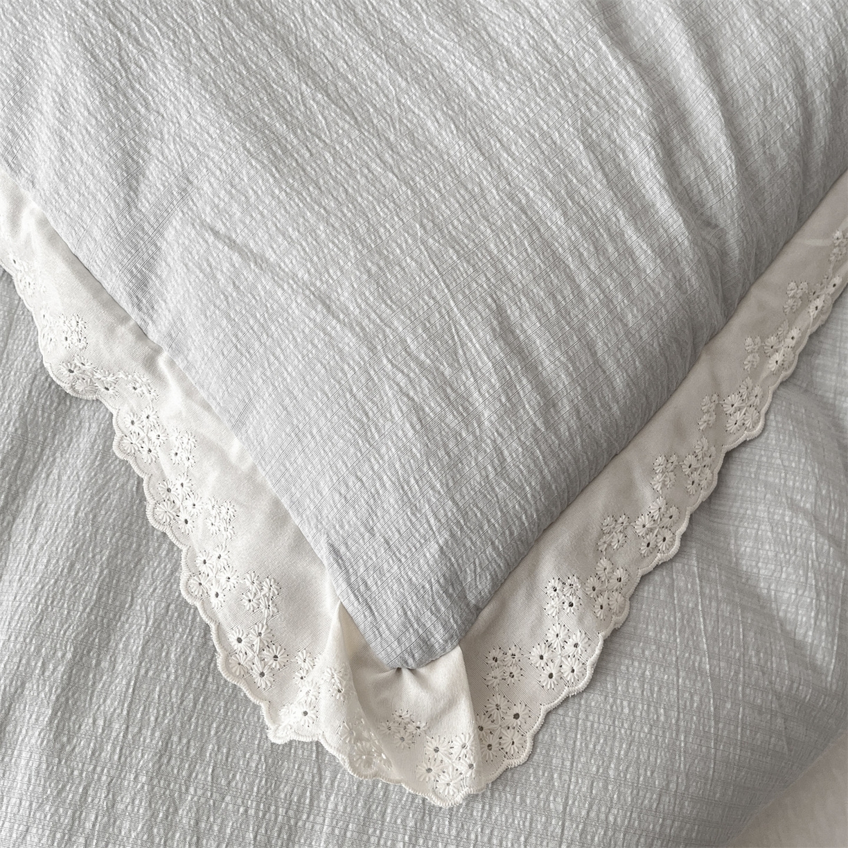 91家纺网 家纺一手货源 找家纺 宝士康家纺 2025新品 10A抗菌尤里绣花冬被被芯 外贸/跨境 尤里-浅灰