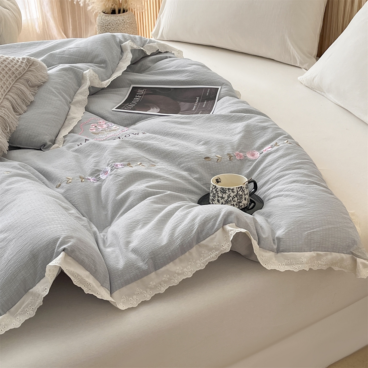 91家纺网 家纺一手货源 找家纺 宝士康家纺 2025新品 10A抗菌尤里绣花冬被被芯 外贸/跨境 尤里-浅灰