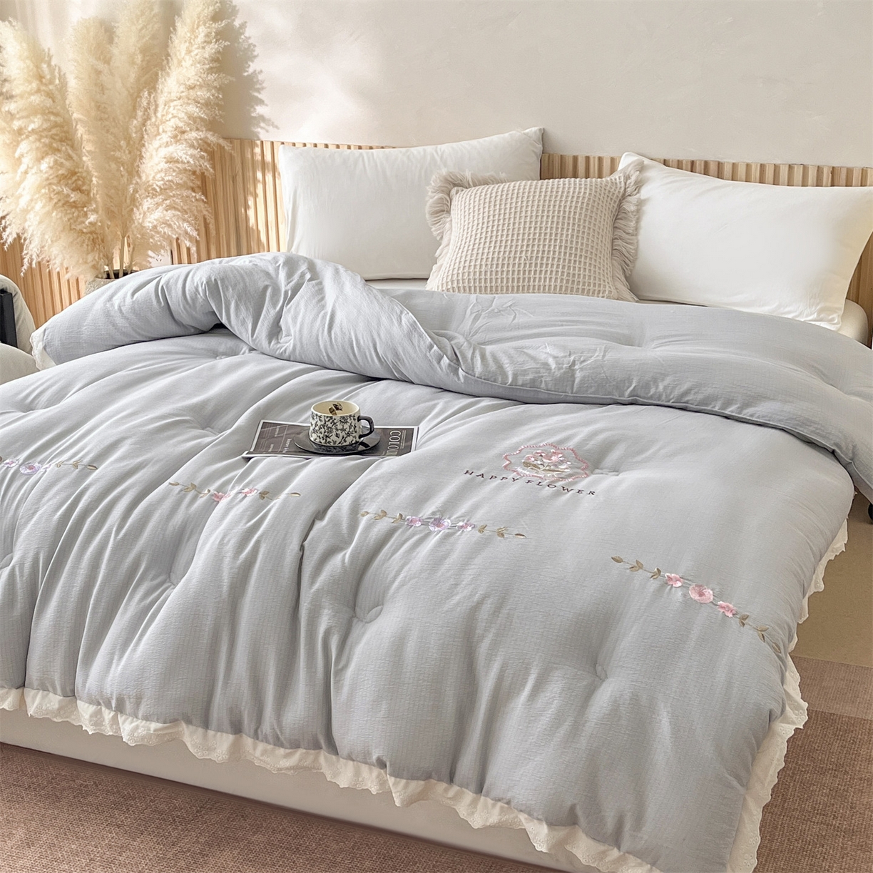 91家纺网 家纺一手货源 找家纺 宝士康家纺 2025新品 10A抗菌尤里绣花冬被被芯 外贸/跨境 尤里-浅灰
