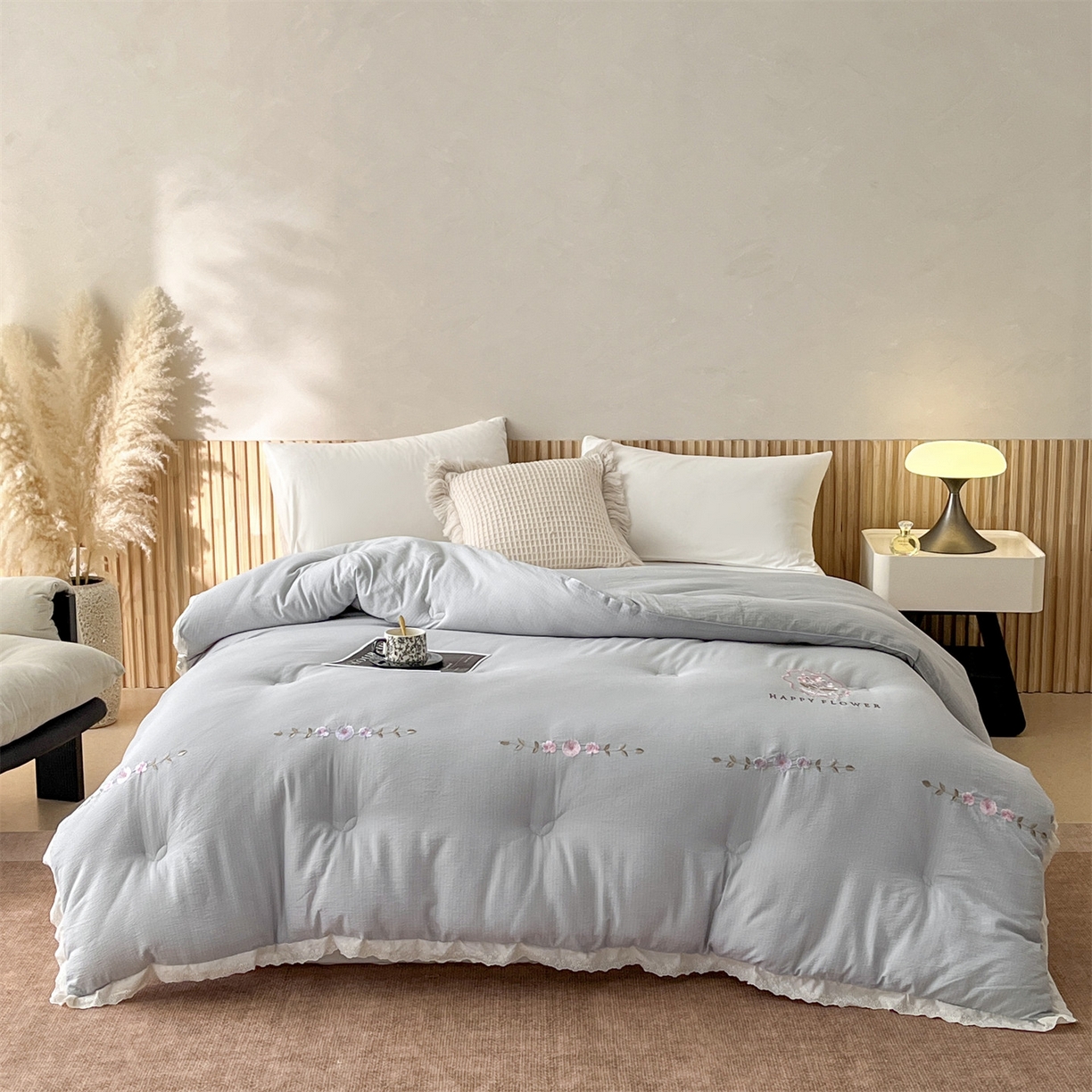 91家纺网 家纺一手货源 找家纺 宝士康家纺 2025新品 10A抗菌尤里绣花冬被被芯 外贸/跨境 尤里-浅灰