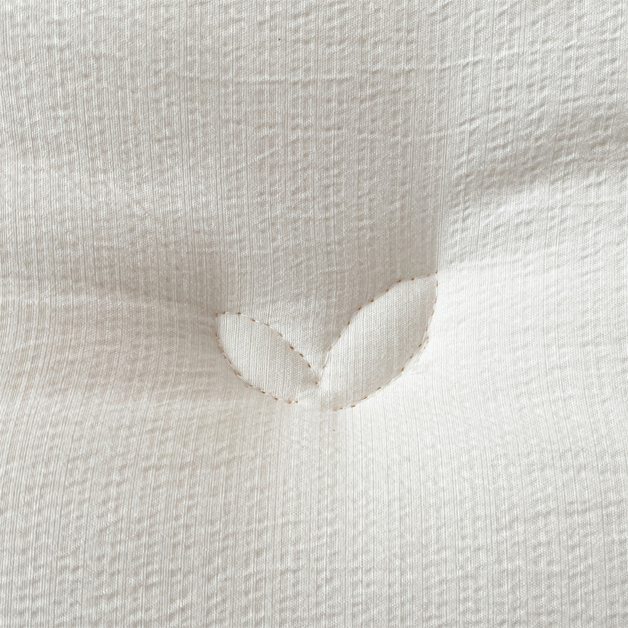 91家纺网 家纺一手货源 找家纺 宝士康家纺 2025新品 10A抗菌尤里绣花冬被被芯 外贸/跨境 尤里-白色