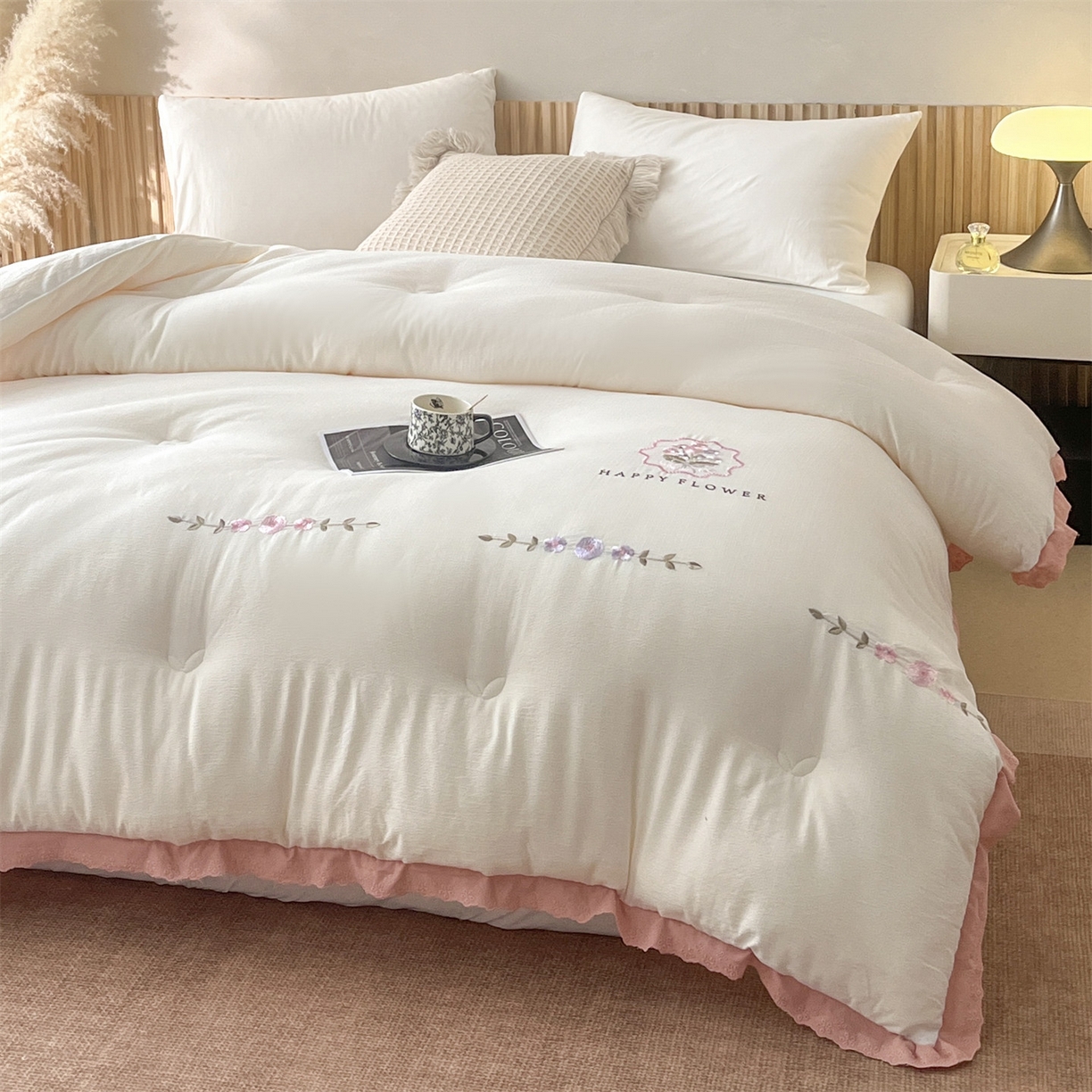 91家纺网 家纺一手货源 找家纺 宝士康家纺 2025新品 10A抗菌尤里绣花冬被被芯 外贸/跨境 尤里-白色