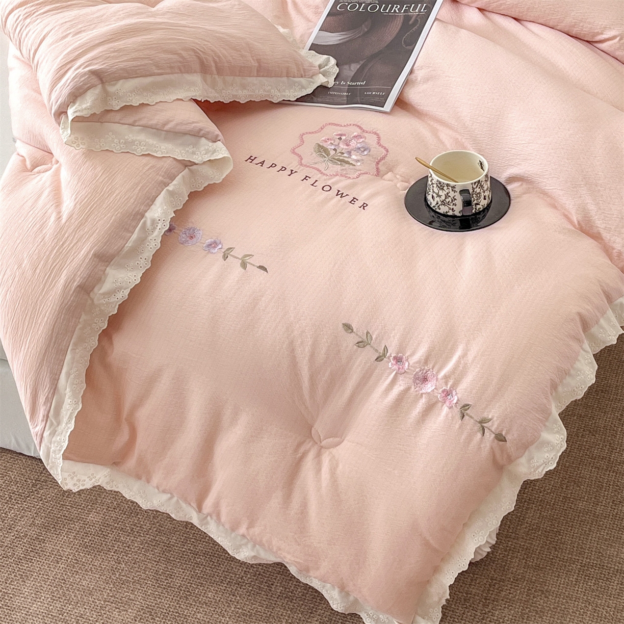 91家纺网 家纺一手货源 找家纺 宝士康家纺 2025新品 10A抗菌尤里绣花冬被被芯 外贸/跨境 尤里-粉色