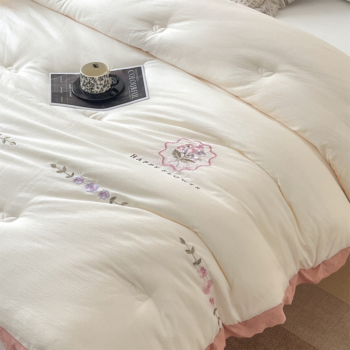 91家纺网 家纺一手货源 找家纺 宝士康家纺 2025新品 10A抗菌尤里绣花冬被被芯 外贸/跨境 尤里-白色