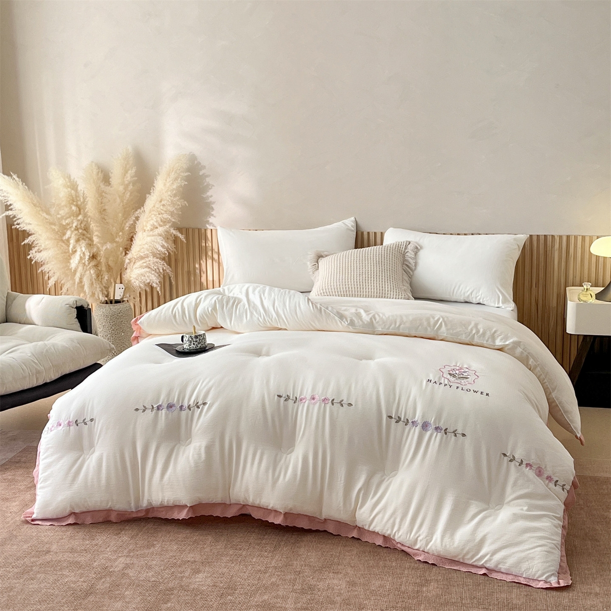 91家纺网 家纺一手货源 找家纺 宝士康家纺 2025新品 10A抗菌尤里绣花冬被被芯 外贸/跨境 尤里-白色