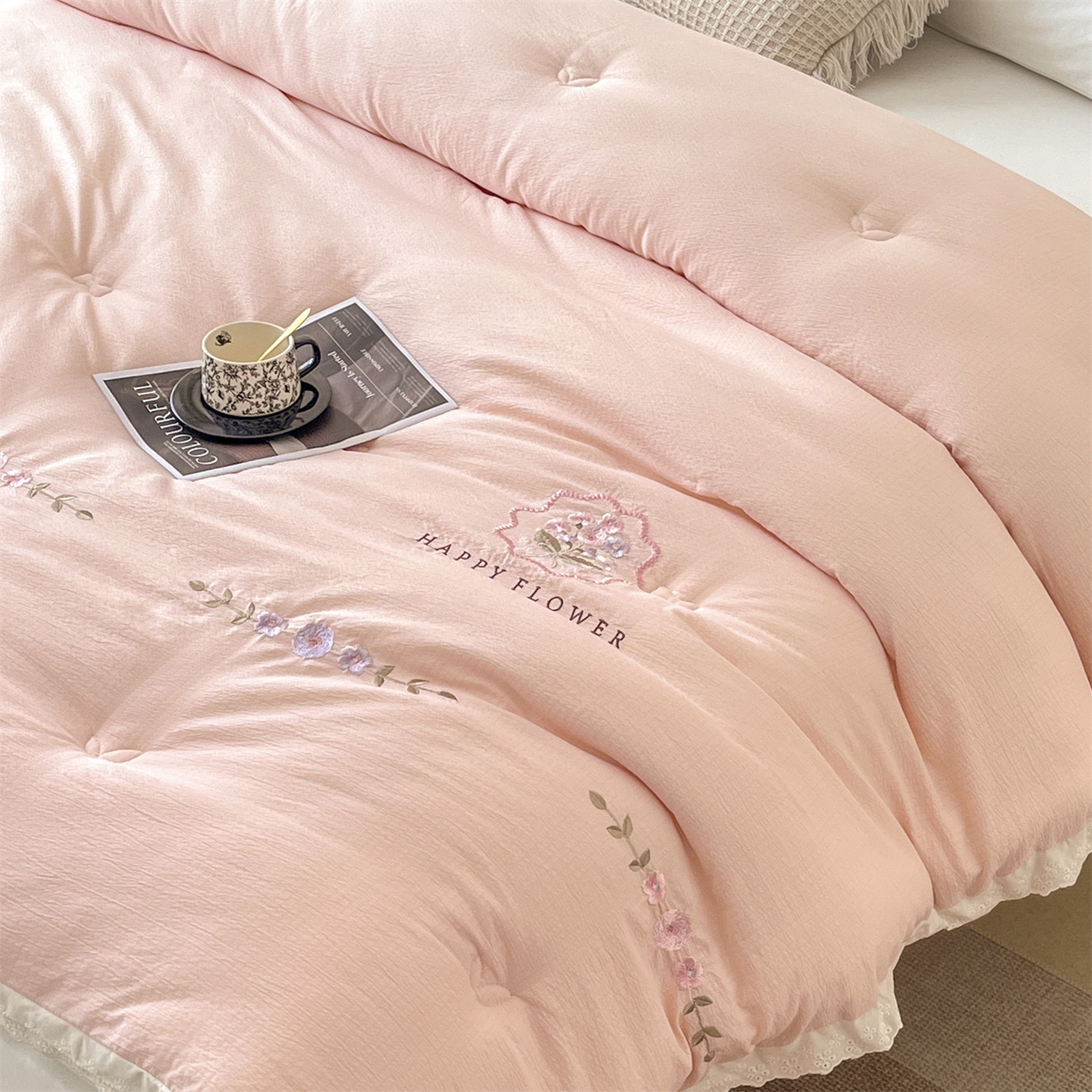 91家纺网 家纺一手货源 找家纺 宝士康家纺 2025新品 10A抗菌尤里绣花冬被被芯 外贸/跨境 尤里-粉色