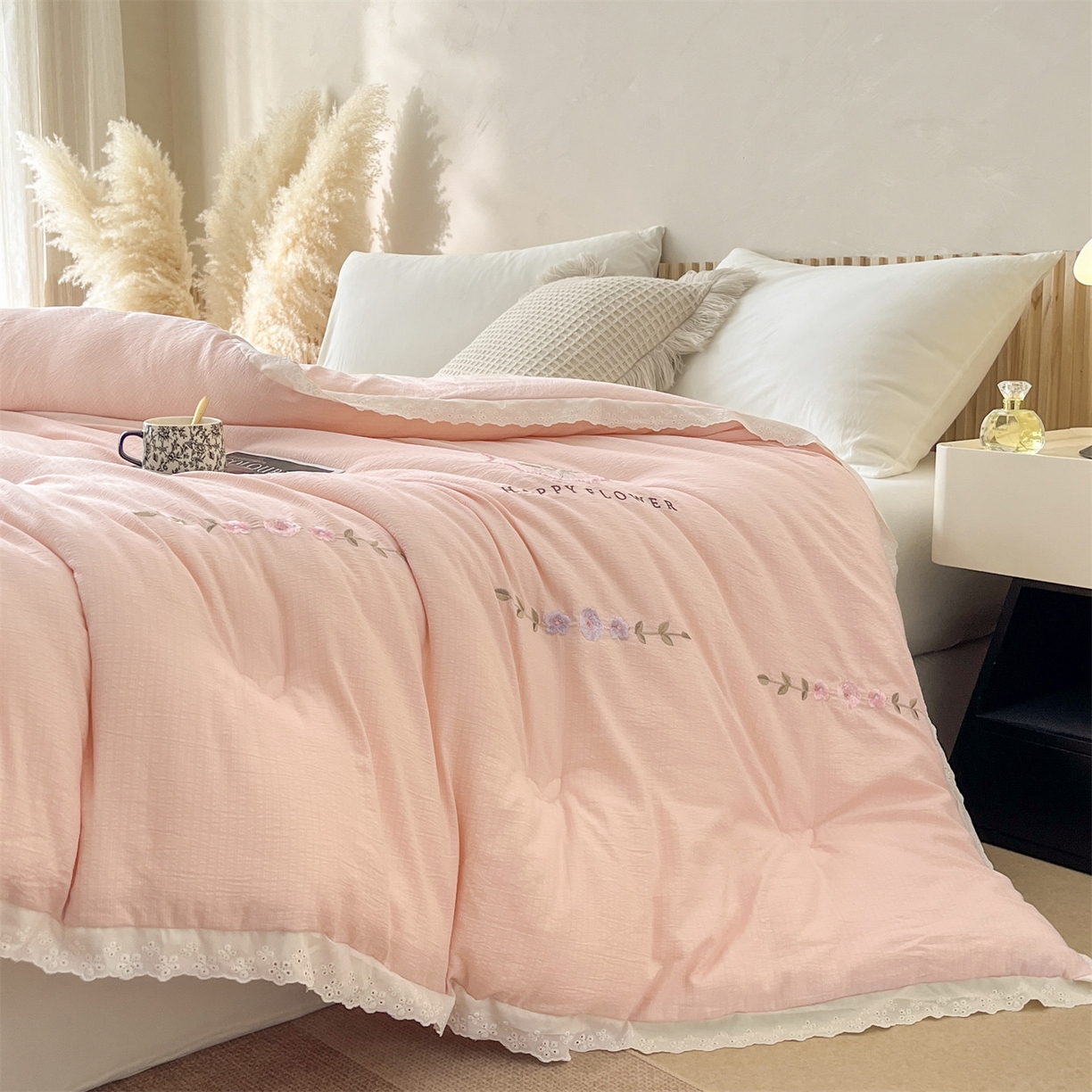 91家纺网 家纺一手货源 找家纺 宝士康家纺 2025新品 10A抗菌尤里绣花冬被被芯 外贸/跨境 尤里-粉色