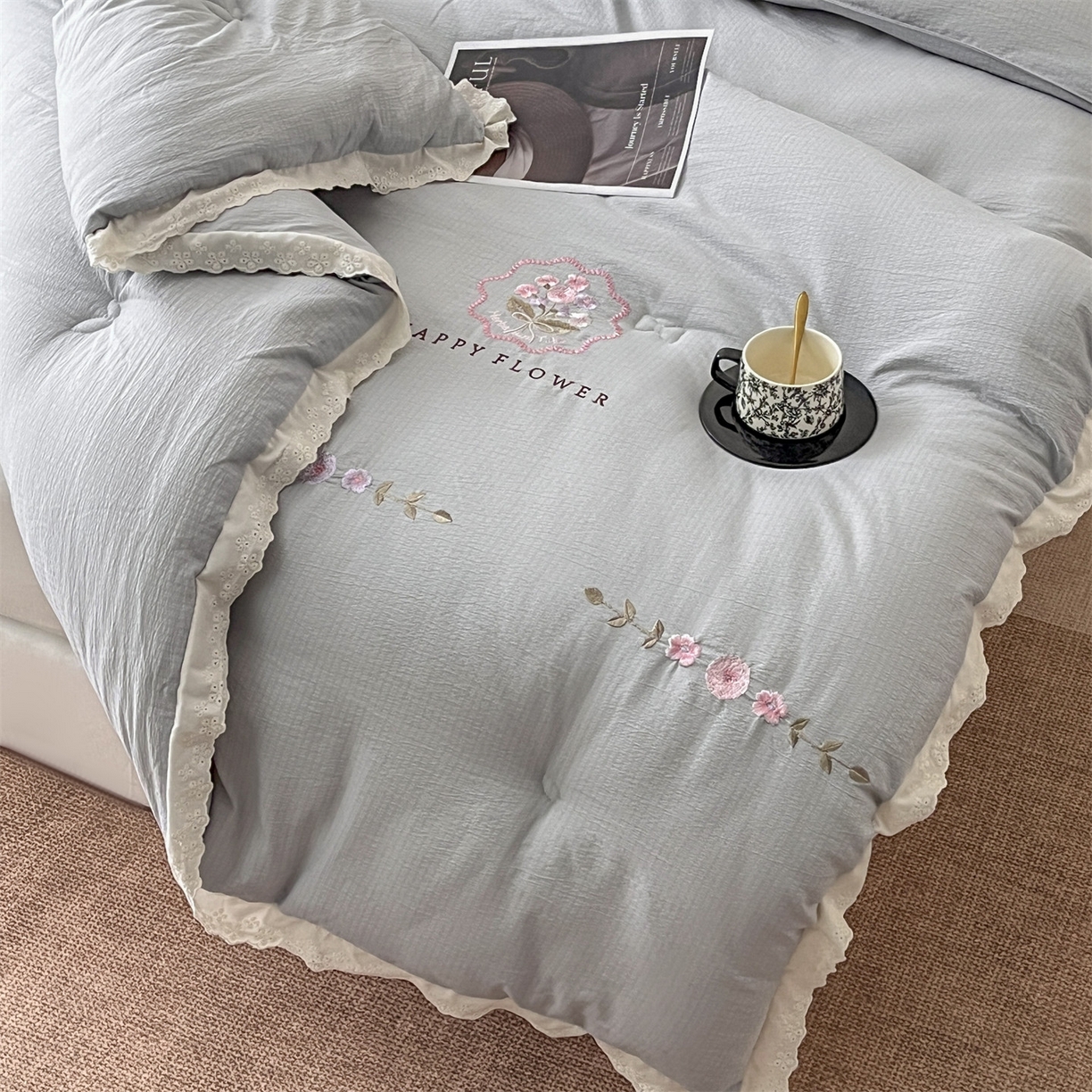 91家纺网 家纺一手货源 找家纺 宝士康家纺 2025新品 10A抗菌尤里绣花冬被被芯 外贸/跨境 尤里-浅灰